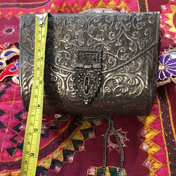 NEW “RARE” Antique silver toned purse with design - Picture 3 of 8